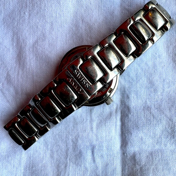 Swiss Army Watch (Women’s) - Picture 4 of 7
